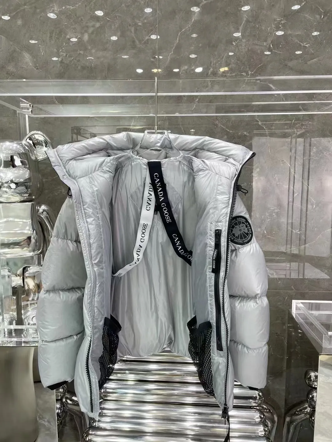 P860 Canada Goose/Canada Goose 2022 limited new Crofton puff down jacket top version (exclusive to the entire network)‼ ️ ‼ ️Top version, ceiling level‼ ️ Crofton soft bread, the latest style in 2022, with cold protection effect up to level 4, made of recycled Feather-Light tear-resistant fabric, ultra-light, and no weight on the upper body at all! The unique black label highlights your temperament‼ ️ Canada Goose, a Canadian brand, has always been recognized as the warmest down jacket. Various Instagram celebrities, Internet celebrities, and celebrities often wear it for street photos. I do Canada Goose every year, but I still can’t get rid of my love for the geese. No matter how cold the weather is, there is no need to be afraid, because there are geese! Filled with 90% white duck down, Canada Goose is the legendary warmest down jacket and is known as a must-have for Arctic outdoor sports! The most popular down jacket in the world, celebrities are rushing to buy it, it is a must-have!   Same style for men and women Size: S~XXL Ready in stock